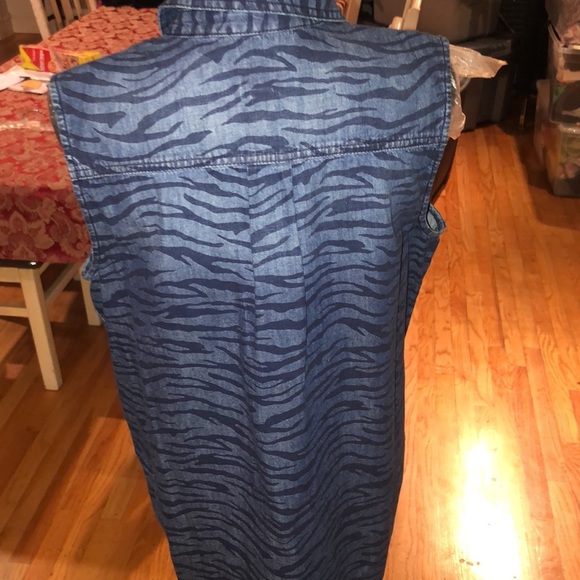 Chico’s large blue denim sleeveless animal print denim button down shirt - Picture 12 of 15